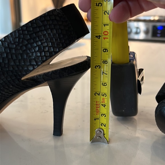 Kors Michael Kors pull on blackish python embossed. Heeled sandal size 5 1/2. - Picture 2 of 10